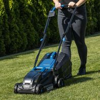 Scheppach Akku-Rasenmäher BC-MP320-X mit 32 cm Schnittbreite, gezeigt von der Seitenansicht während des Betriebs