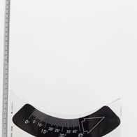 Winkelskala mit Gradskala von 0° bis 45° neben einem Lineal. Die Skala ist von vorne fotografiert.