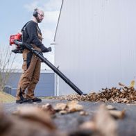 Der Scheppach Benzin Laubbläser LB5200BP mit 51,7 cm³ 2-Takt-Benzinmotor und 1400W Leistung erreicht eine Luftgeschwindigkeit von 295 km/h. Ideal für effektives Laubblasen und Reinigungsarbeiten.