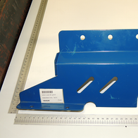 Ein blauer Scheppach-Service-Deckel mit drei Befestigungslöchern und zwei Schlitzen. Artikelnummer: 16040245.