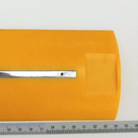 Ein orangefarbenes Schiebeprofil mit einer Metallstange, daneben eine Messskala zur Größenveranschaulichung.