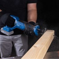 Akku-Säbelsäge mit LED-Anzeige und Hublänge von 28 mm beim Einsatz auf Holzmaterial