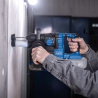 Scheppach Akku-Bohrhammer mit SDS-Plus-Bohrkopf, Handgriff und Schlagmechanik in Aktion