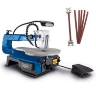 Die Scheppach Dekupiersäge DECO-XLS mit 120W, 50mm Schnitthöhe, 406mm Schnitttiefe und 127mm langem Sägeblatt. Inklusive Fußschalter und vier Sägeblättern.