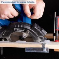 Die Scheppach Akku-Handkreissäge C-HCS165-X mit Parallelanschlag für präzise Schnitte. Sägeblatt Ø165mm, maximale Schnitttiefe 53mm bei 45°, ausgestattet mit LED.