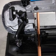 Metallbandsäge MBS1200xt von Scheppach, Detailansicht der Mechanik. Die Säge ist von oben gezeigt.