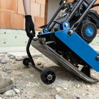 Werkzeug mit Fahrwerk und Gummimatte für Bodenverdichtung, Detailansicht der Antriebskomponenten und Lenkmechanik