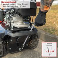 Die Benzin Kehrmaschine SC2200PE von Scheppach hat ein 4-Gang-Getriebe mit 3 Vorwärtsgängen (2,5-4,3 km/h) und 1 Rückwärtsgang (2,5 km/h).