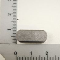 Passfeder 8x8x18, Ansicht von der Seite, neben einem Lineal zur Größenveranschaulichung.