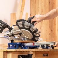 Kappzugsäge HM216SPX mit 2000W Leistung, 340mm Schnittbreite und 65mm Schnitthöhe. Inklusive 2 Sägeblättern für präzise Schnitte.