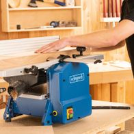 Abricht- & Dickenhobelmaschine HMS1070 Scheppach, 1500W, Hobelbreite 254mm, Höhe 120mm. Die Maschine wird von der Seite gezeigt.