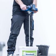 Akku-Farb- und Mörtelrührwerk mit Rührwerkzeug und Behälter für Wandweiß