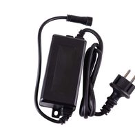 Netzteil NT3.0-RC -20Li von Scheppach, gezeigt von vorne. Das Gerät hat einen schwarzen Gehäusekörper mit zwei Kabeln, die an den Seiten angeschlossen sind.