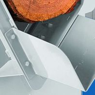 Wippenverlängerung von Scheppach, gezeigt von der Seite mit einem Holzstück darauf.