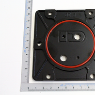 Ventilplatte mit Dichtung, Modell BZ-3, quadratische Form mit vier Befestigungslöchern, rote Dichtung in der Mitte, Maße ca. 10x10 cm.