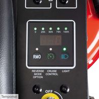 Der Akku-Aufsitzrasenmäher MR-920E von Scheppach bietet Reverse Mode Option, Cruise Control und LED-Licht für optimale Bedienung und Sichtbarkeit. Der Tempomat ermöglicht eine einfache Geschwindigkeitsregelung.