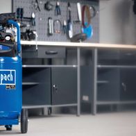 Scheppach Kompressor HC80V mit 80L Kessel und 10bar Druck. Gezeigt von hinten.