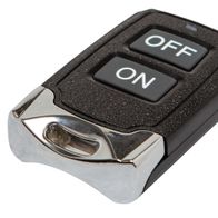 Fernbedienung SG3400i Batterie CR1632 mit zwei Tasten, eine für Ein und eine für Aus. Die Fernbedienung ist aus schwarzem Kunststoff mit silbernem Metallring. Die Fernbedienung ist von vorne gezeigt.