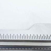 Verschiebbarer Anschlag rechts, Ansicht von oben, mit Messskala im Hintergrund.