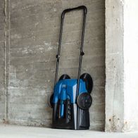 Scheppach Kehrmaschine Trike-S mit breitem Kehrschild und Transportwagen