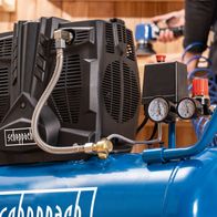 Der Scheppach HC51Si Super Silent Kompressor verfügt über einen 10m Schlauch und Zubehör, ist ölfrei, hat 50L Volumen und erreicht 8bar Druck.