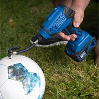 Der Akku-Handkompressor C-AC20-X-Set-L von Scheppach wird zum Aufpumpen eines Fußballs verwendet. Der Kompressor ist mit einem Schlauch und einem Aufblasventil ausgestattet.