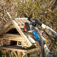 Scheppach-Nylonbürste mit Bürstenaufsatz am Werkzeugarm in der Natur