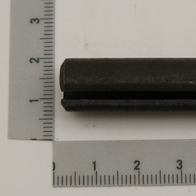 Eine schwarze Spannhülse 12x70 neben einem Lineal zur Größenveranschaulichung. Die Hülse liegt waagerecht auf dem Lineal.