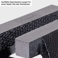 Der Schraubstock ASV360-100 von Scheppach verfügt über geriffelte Spannbacken für einen festen Sitz des Werkstücks.