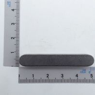 Passfeder C45 +C / A 8x7x50 DIN 6885. Die Passfeder ist von der Seite zu sehen.