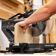 Kapp-, Zug- und Gehrungssäge mit praktischem Arbeitsbereich und Sicherheitsglas für präzise Schnitte