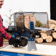 Holzspalter HL460 von Scheppach mit Holzstück in der Aufspalterbox, elektrisch betrieben, für DIY-Anwendung