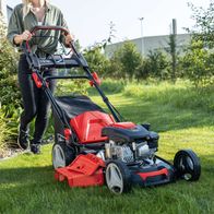 Der Scheppach Rasenmäher MS173-51E mit 4.5PS und 510mm Schnittbreite. Der Rasenmäher hat einen ergonomischen Griff und einen großen Fangkorb für effizientes Mähen. Der Motor ist robust und leistungsstark für saubere Schnitte.