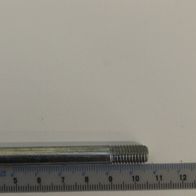 Ein Kipphebel mit Gewindeende, neben einem Lineal zur Größenveranschaulichung. Der Kipphebel ist von der Seite zu sehen.