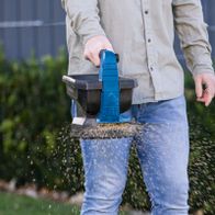 Akku-Handstreuer mit Spritzdüse, die eine gleichmäßige Streubreite zeigt