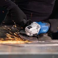 Scheppach Akku-Winkelschleifer mit Spiralbohrwerkzeugintegration, im Einsatz mit Metall bearbeitung und Funkenflug