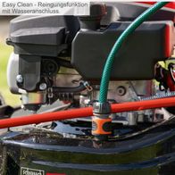 Der Scheppach Benzin-Rasenmäher MS225-56E bietet eine Easy Clean-Reinigungsfunktion mit Wasseranschluss für einfache Reinigung des Fangkorbs.