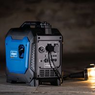 Der Scheppach Inverter Stromerzeuger SG2600i verfügt über einen Ökonomie-Modus, Überlastschutz und verschiedene Anschlüsse für Geräte. Er bietet eine Leistung von 2000 Watt.