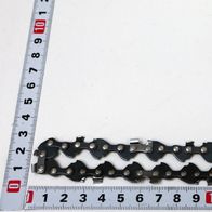 Eine Sägekette mit 15 Schneidzähnen und 31 Antriebsgliedern, gemessen an einem Lineal. Die Kette ist von vorne fotografiert.