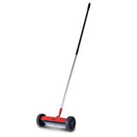 Der Scheppach Handvertikutierer SCM340 hat eine Arbeitsbreite von 34 cm, eine Arbeitshöhe von 90 mm, einen 180 cm langen Alu-Stiel und 11 Messer.