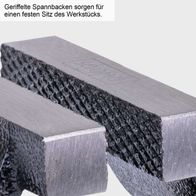 Der Schraubstock ASV125 von Scheppach verfügt über geriffelte Spannbacken für einen festen Sitz des Werkstücks.