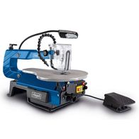 Die Scheppach Dekupiersäge DECO-XLS mit 120W Leistung, 50 Hz Frequenz, 220-240V Spannung und 50mm Schnitthöhe. Ausgestattet mit LED-Beleuchtung und Fußschalter für einfache Bedienung.