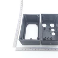 Schaltergehäuse mit Montageöffnungen und Durchgangsbohrungen für Schalterkomponenten