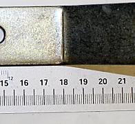 Befestigungsplatte mit zwei Löchern und einer Skala im Hintergrund. Die Platte ist etwa 30 cm lang.