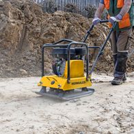 Die Scheppach Rüttelplatte HP1800S mit 6,5 PS, 84 kg Gewicht und 23.000 N Zentrifugalkraft. Inklusive Fahrwerk und Gummimatte für optimale Vibration und einfache Handhabung.