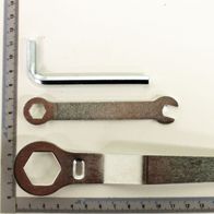 Ein Messschieber mit Millimeter-Skala, der von vorne gezeigt wird. Das Produkt ist Teil des Beipackbeutels Werkzeug bestehend aus: Gabelschlüssel, Innensechskantschlüssel, Ringschlüssel.