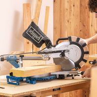 Kappzugsäge HM254SPX mit Untergestell, inkl. 2 Sägeblätter (60Z), 2200W, 90mm Schnitthöhe. Die Säge verfügt über einen robusten Aufbau und präzise Führungsschienen für exakte Schnitte. Der Laser zeigt die Schnittlinie an.