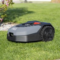 Der Scheppach RoboCut XL600 Mähroboter hat eine Schnittbreite von 18 cm und eine Schnitthöhe von 20-60 mm. Er verfügt über einen Regensensor und ist für eine Fläche von bis zu 600 qm geeignet.