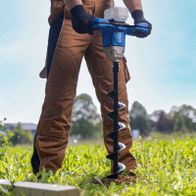 Der Akku Erdbohrer EB100-X von Scheppach mit 20V, 800mm Bohrerlänge, Ø100mm Bohrer und 3 Betriebsmodi. Ausgestattet mit Softgrip für komfortables Arbeiten.