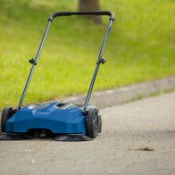Scheppach Kehrmaschine Trike-S auf der Straße mit Handgriff